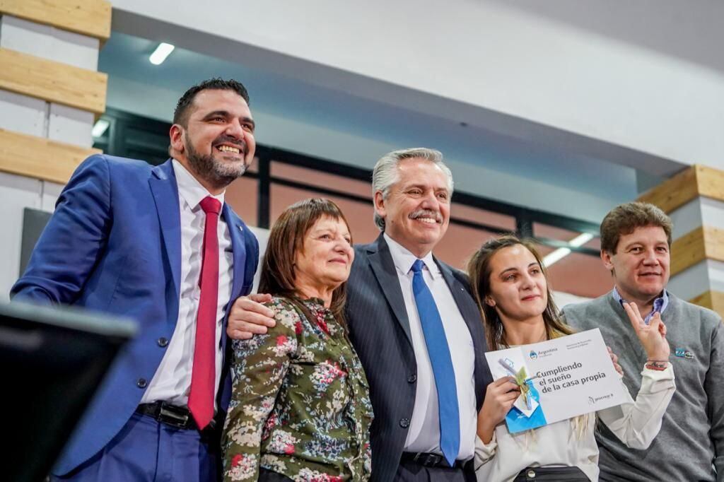 Realizó entrega de 200 viviendas Procrear y 70 créditos Casa Propia