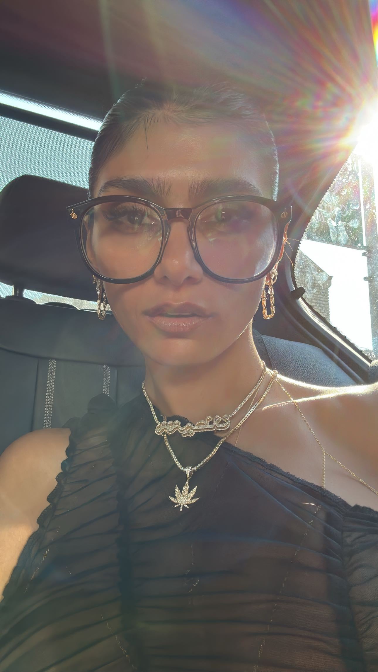 Mia Khalifa lució un vestido traslúcido