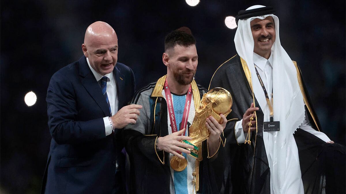 Así levantó Lionel Messi la tan ansiada Copa del Mundo en Qatar