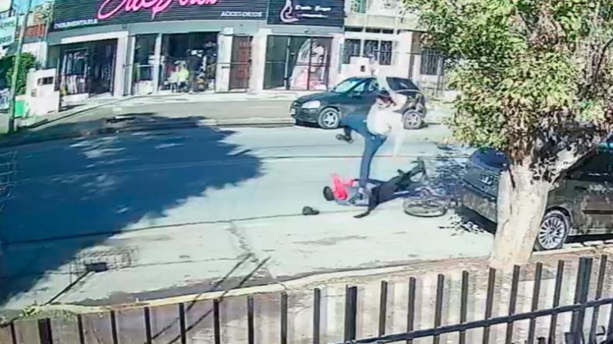 Un ladrón le robó la bici a un jubilado en Córdoba y un vecino le lanzó una brutal patada