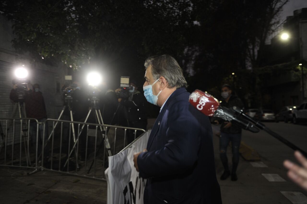 Mario Negri llega a la reunión de Juntos por el Cambio en Palermo.