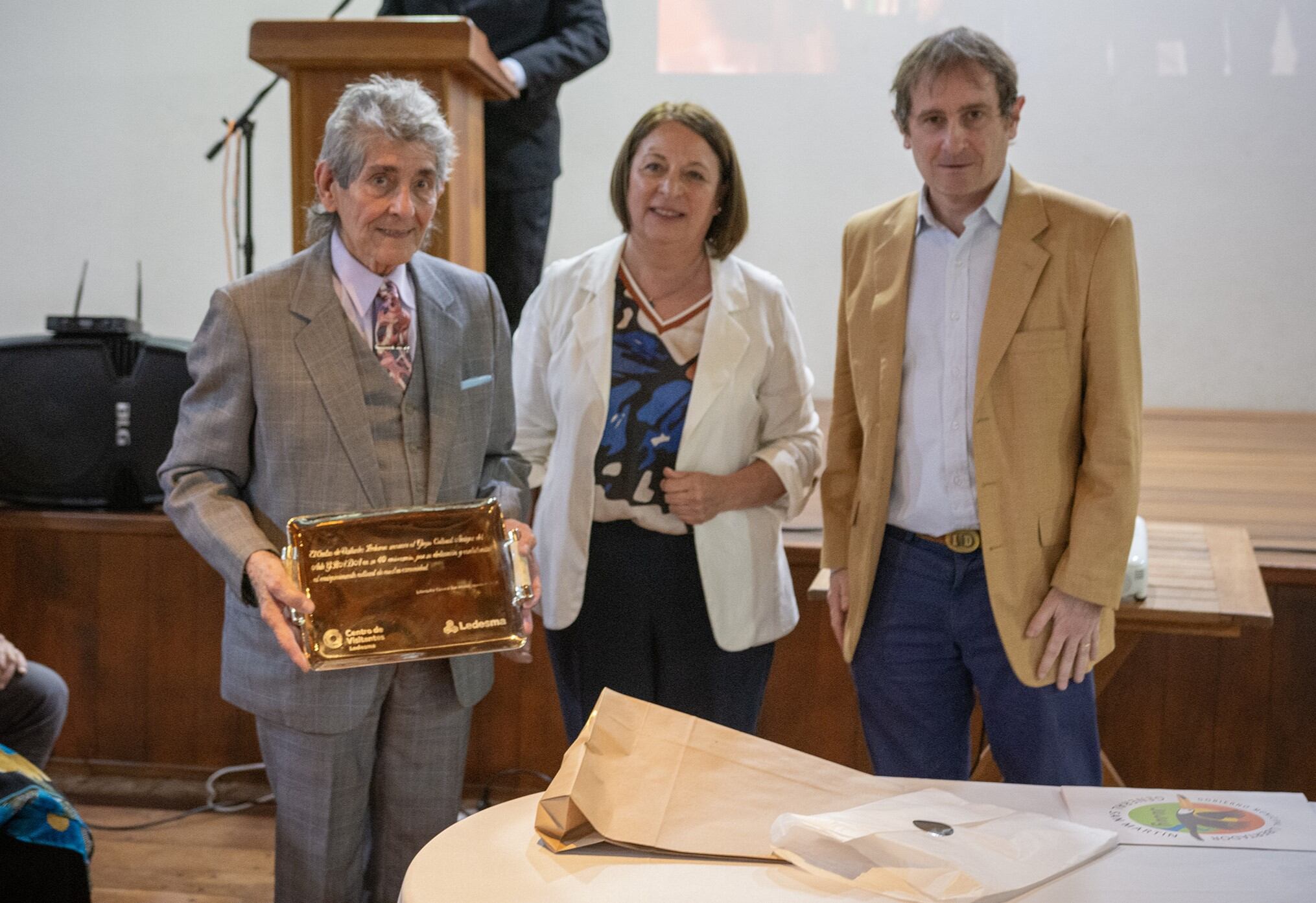 Francisco Romano Pérez, fundador del Grupo Cultural Amigos del Arte (GRADA), junto a la directora del Centro de Visitantes Ledesma, Leonor Calvó; y el  gerente de Comunicación Institucional de Ledesma, Ignacio Duelo.