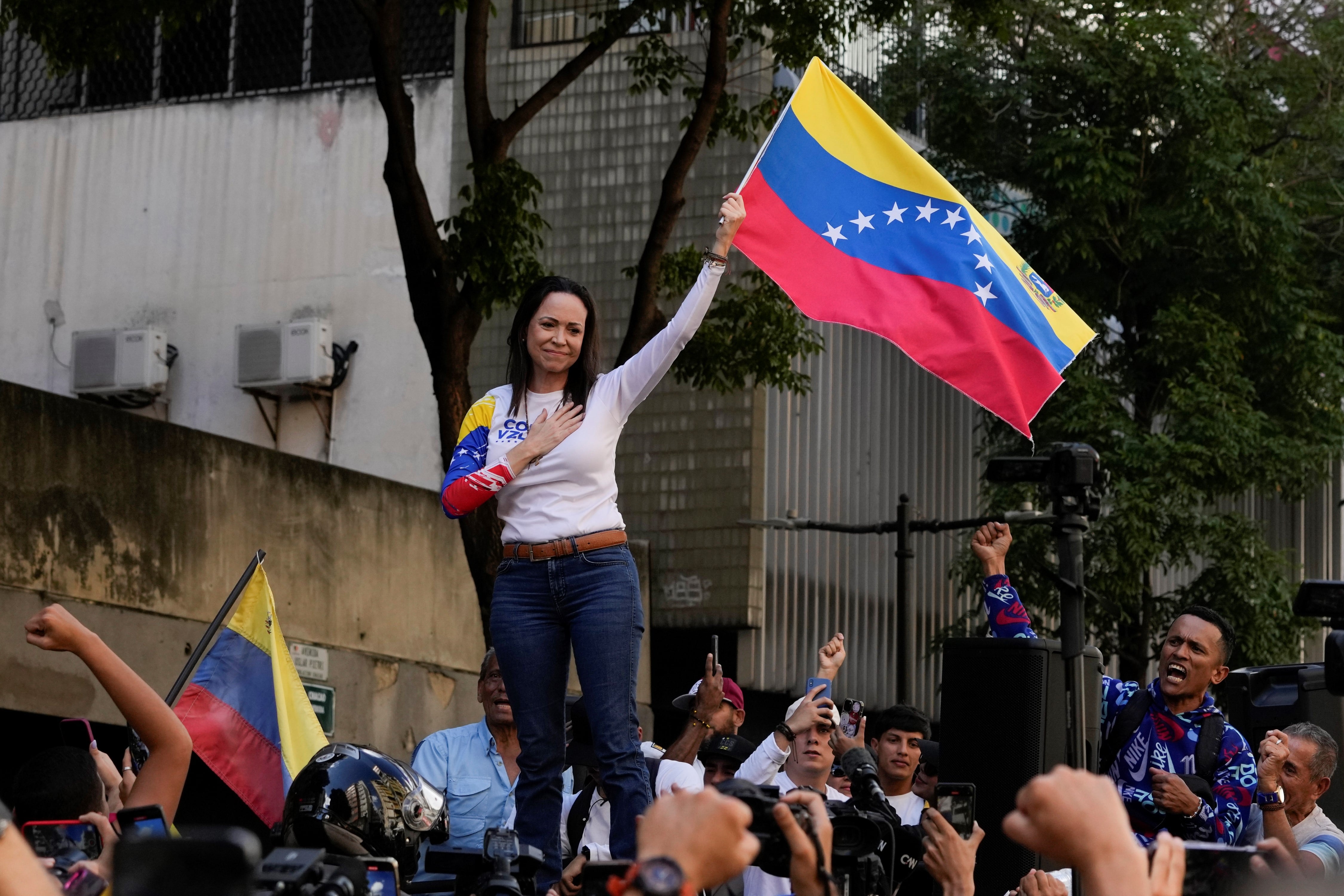 En un video, María Corina Machado habló sobre haber perdido una carterita azul y las teorías comenzaron a aparecer en las redes sociales. (AP)