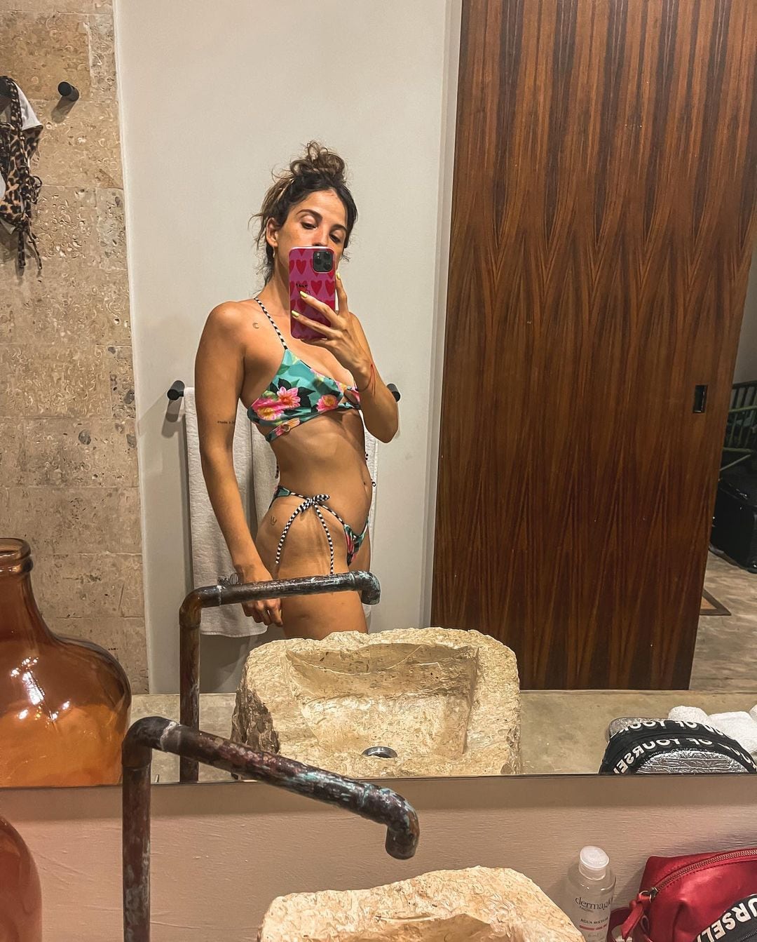 Cande Molfese posó en microbikini desde Tulum