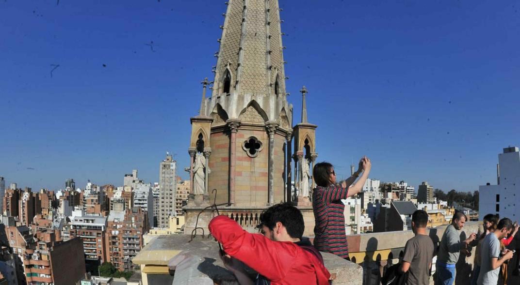 Vista única. La que ofrece la Iglesia de Los Capuchinos en Nueva Córdoba. (La Voz / Archivo)