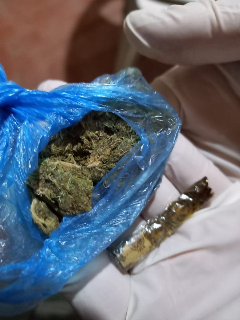 El prófugo chileno llevaba semillas de marihuana, pipas y elementos para consumo y comercialización de la droga.