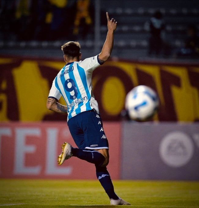 Racing ganó en Ecuador.