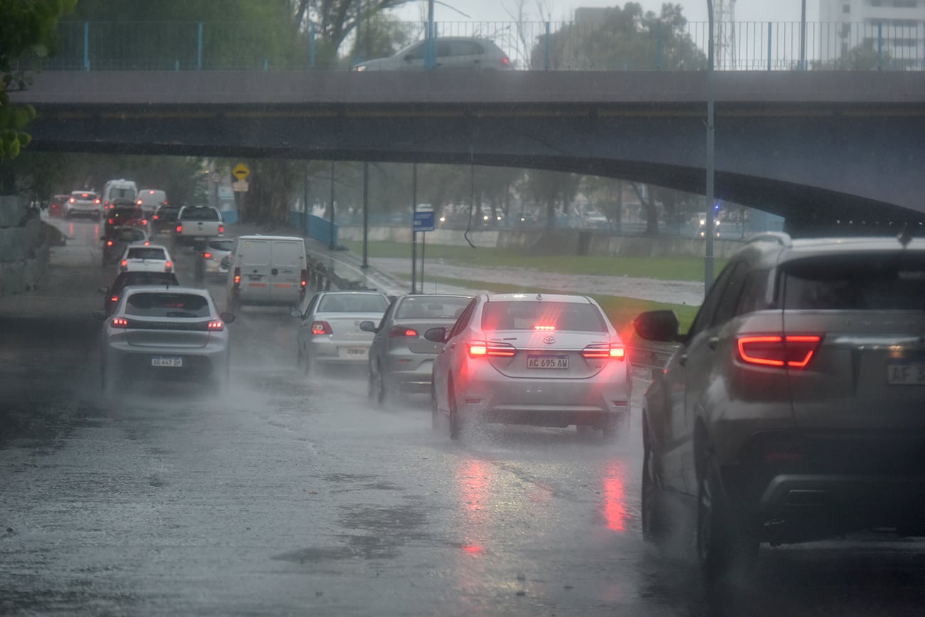 Intensa lluvia sobre la ciudad de Córdoba. (Ramiro Pereyra / La Voz)