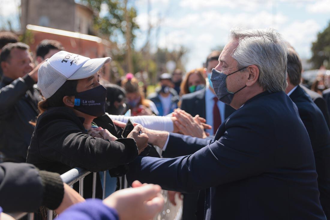 El presidente Alberto Fernández dialogando con vecinos en el marco de la recorrida por la avenida República Argentina, al dejar inauguradas obras de mejoramiento de esta arteria, en el municipio de Almirante Brown, junto al intendente Mariano Cascallares. (Presidencia)