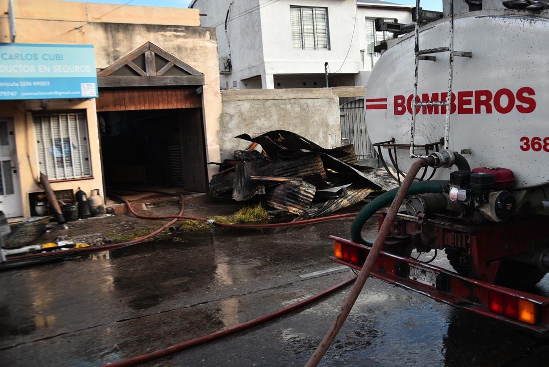 Bomberos lograron controlar un incendio que afectó a un galpón destinado a una carpintería barrio Alto Alberdi en Maerstro vidal al 1280. Foto Pedro Castillo