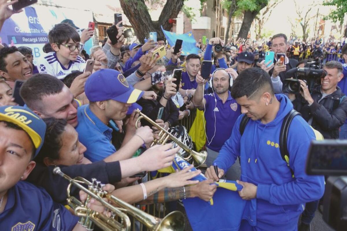 Boca llegó a Mendoza y los hinchas coparon las calles céntrica en busca de sus ídolos