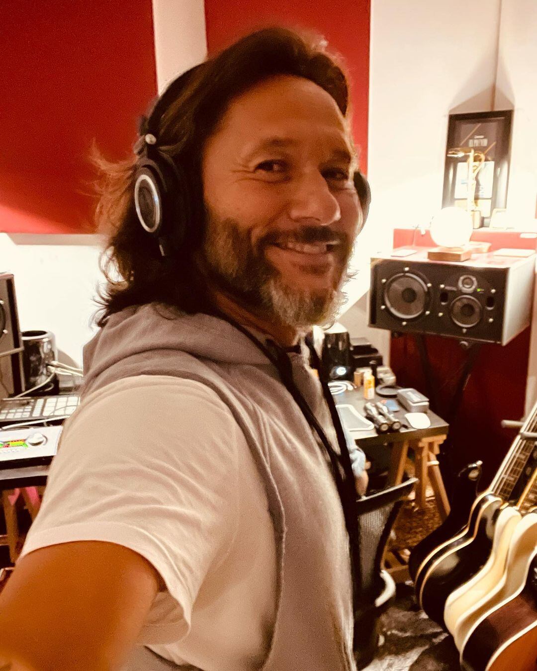 Diego Torres en el estudio de música