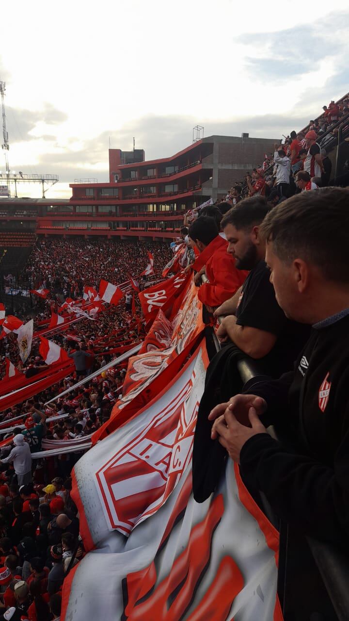 Más de siete mil hinchas albirrojos dijeron presente en Santa Fe.