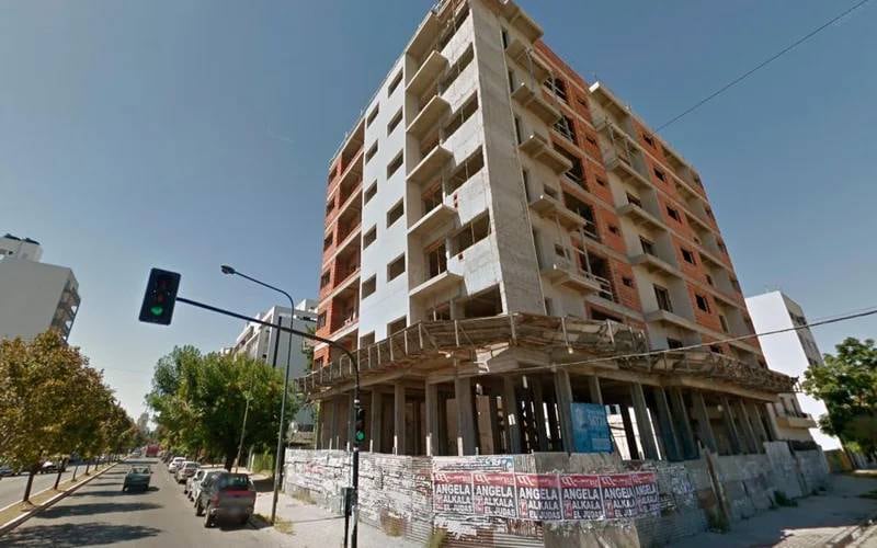 La vecina indicó que el edificio no tiene vigilancia.