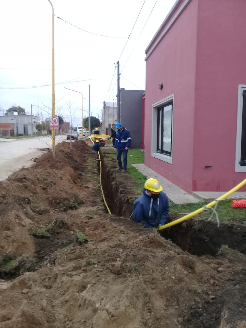 extensión de la red de gas en la calle Domingo Vázquez esquina Reina Margarita.