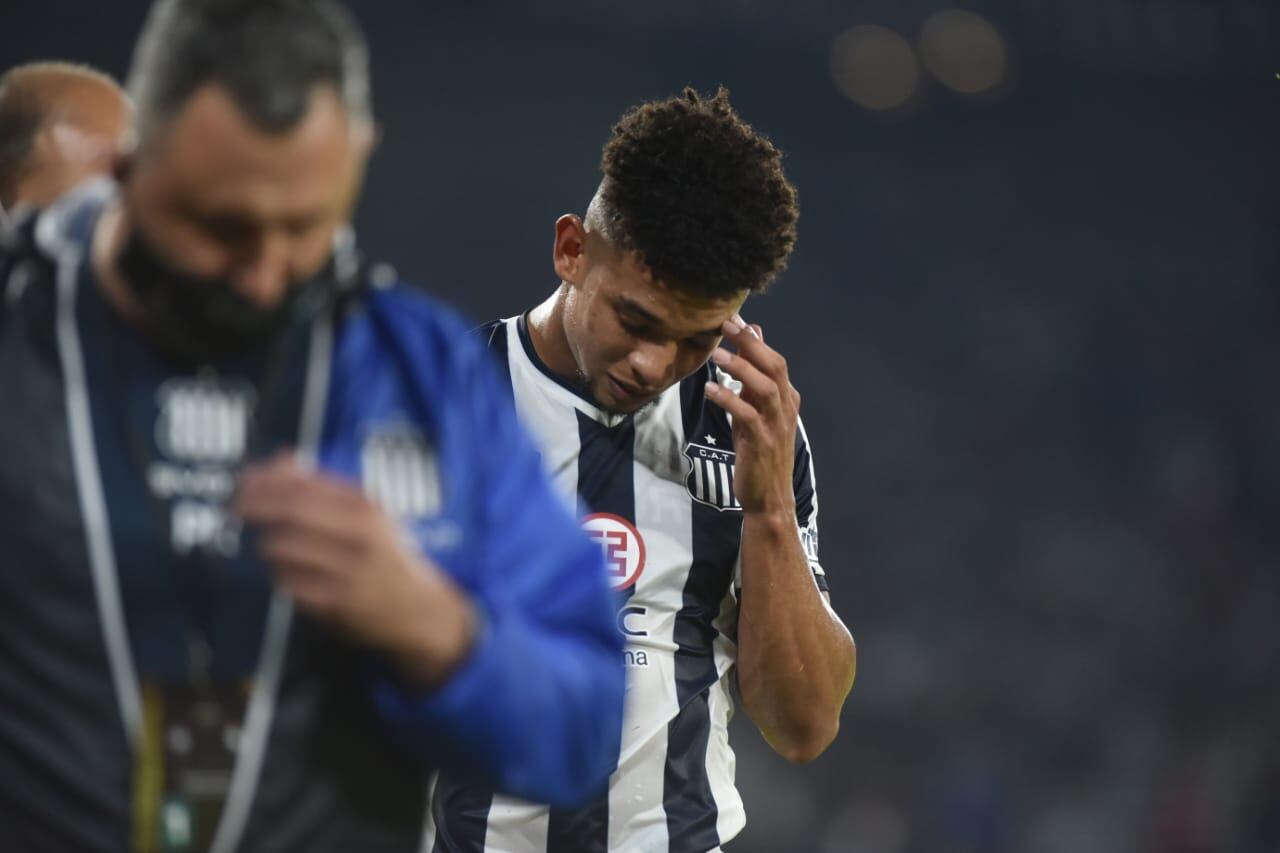 Valoyes sufrió una nueva lesión y debió ser reemplazado en el primer tiempo en el partido ante Sporting Cristal, por Copa Libertadores. (Facundo Luque/La Voz)