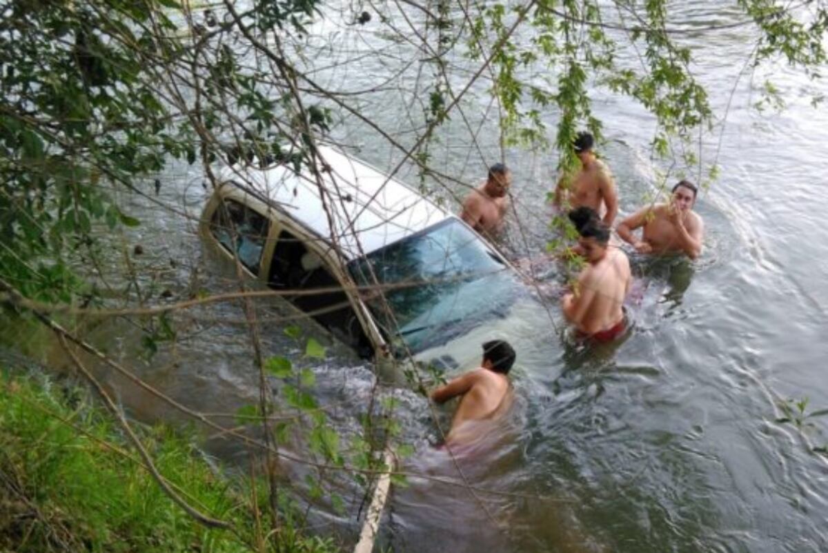 Villa María: por una distracción su auto terminó en el río