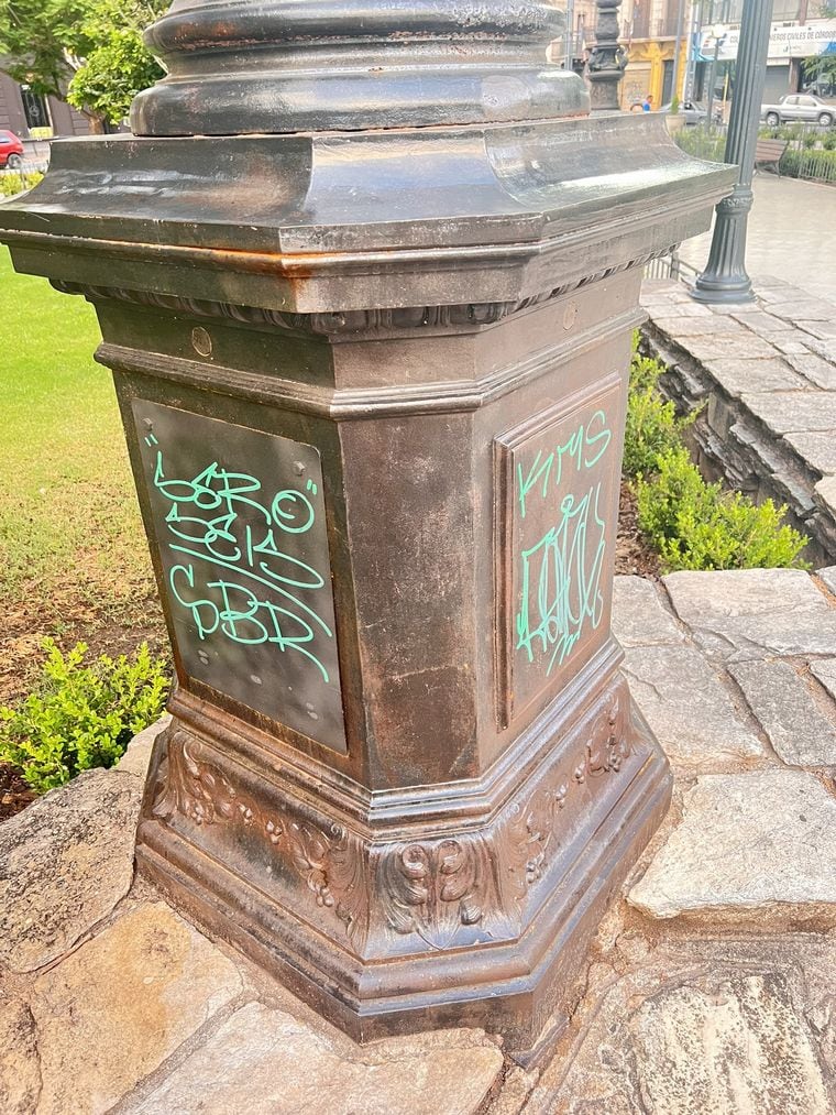 Vandalizaron la Plaza Colón.