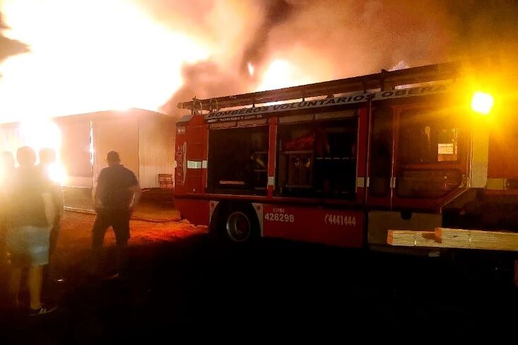 Incendio destruyó tres depósitos de madera en Panambí.