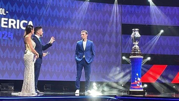 El DT Lionel Scaloni en el escenario durante el sorteo. (Prensa Argentina).