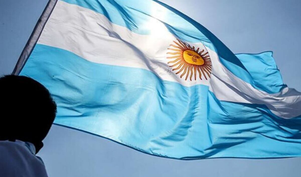No dejaron izar la bandera en la escuela a una nena por no tener zapatos y medias “adecuados”