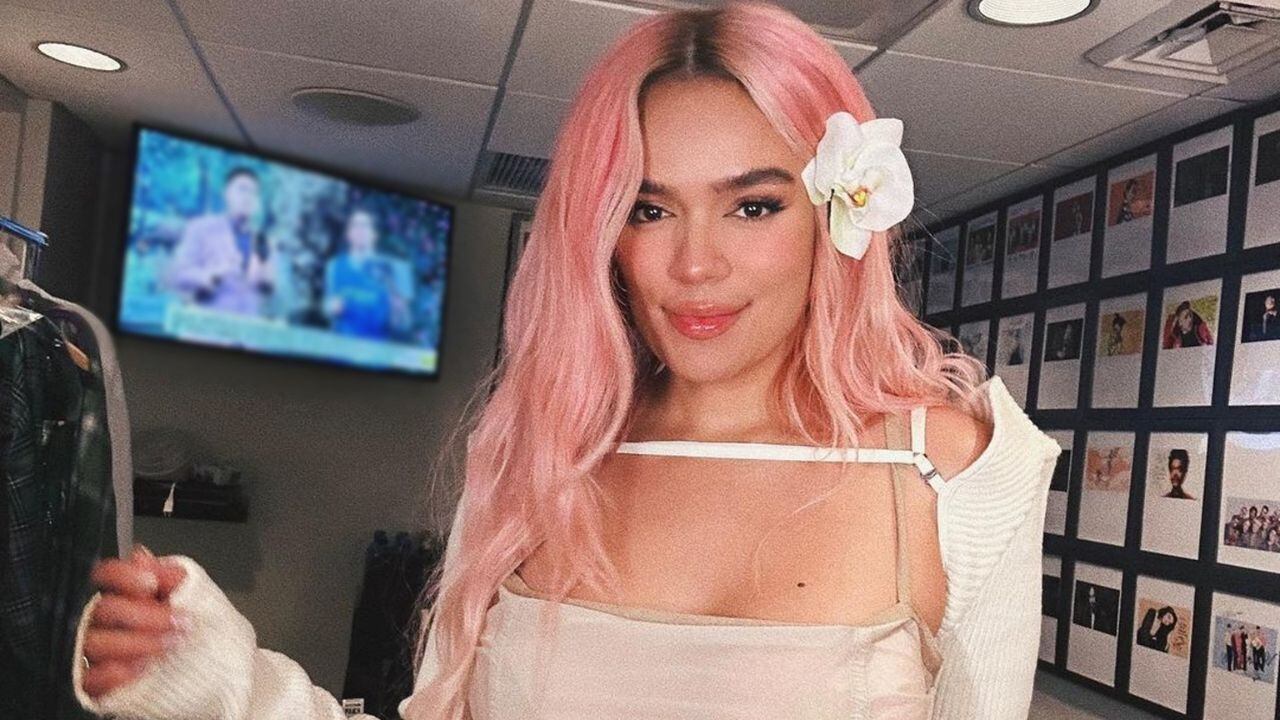 Todo de un mismo color: karol G cambio el look de su cabello y Ferrari