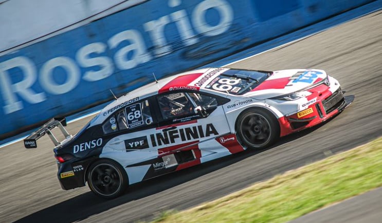 Santero, con el Corolla del Toyota Gazoo Racing Argentina. Después de imponerse el sábado, subió al podio este domingo y comparte la cima del campeonato con Pernía.