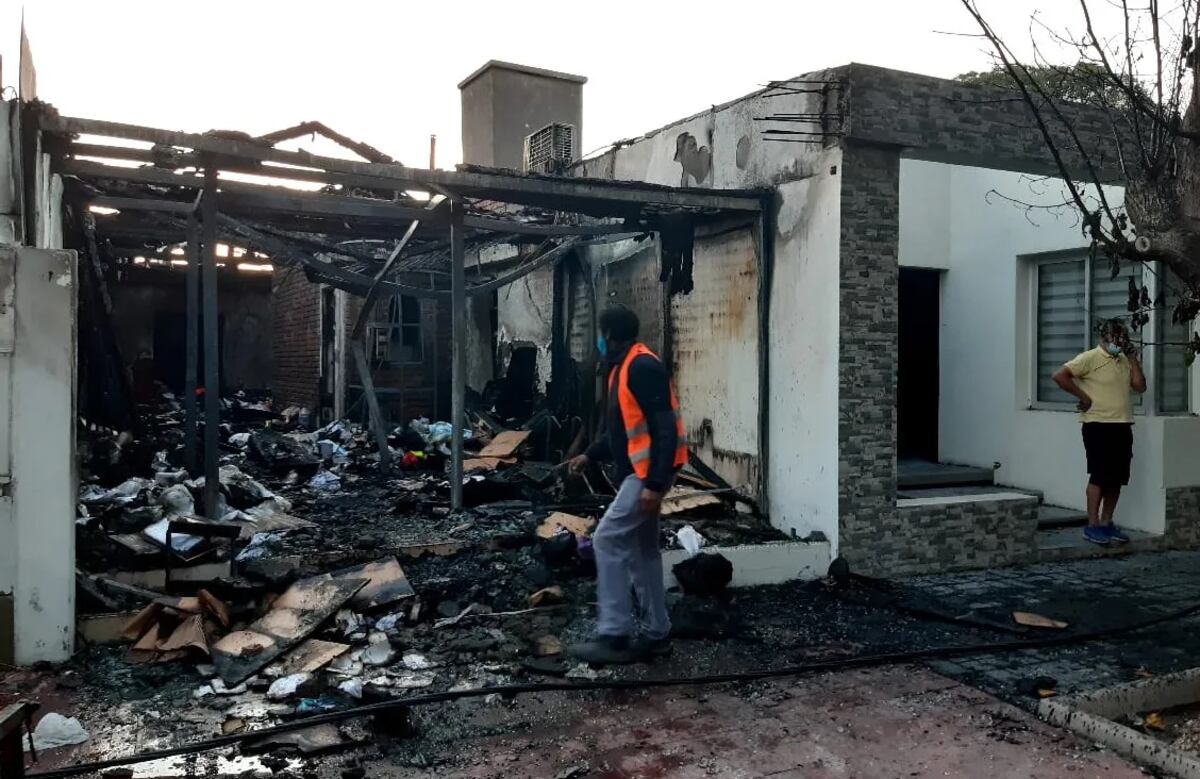 Un terrible incendio acabó con un local de venta de uniformes en Desamparados