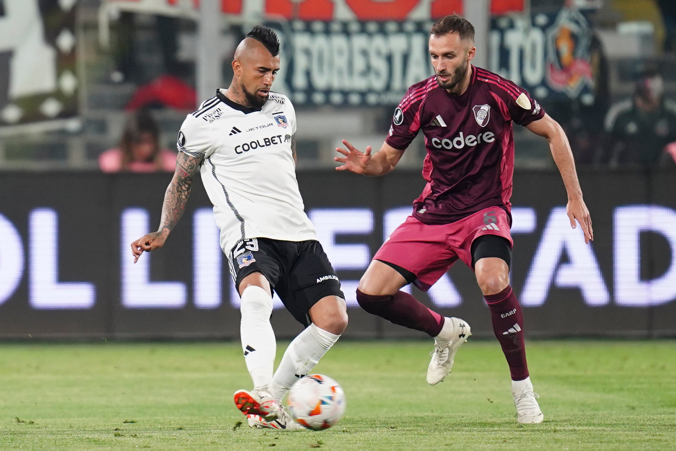 Arturo Vidal (izquierda) de Colo Colo y Germán Pezella de River Plate durante el partido de ida por los cuartos de final de la Copa Libertadores, el martes 17 de septiembre de 2024. (AP Foto/Luis Hidalgo)