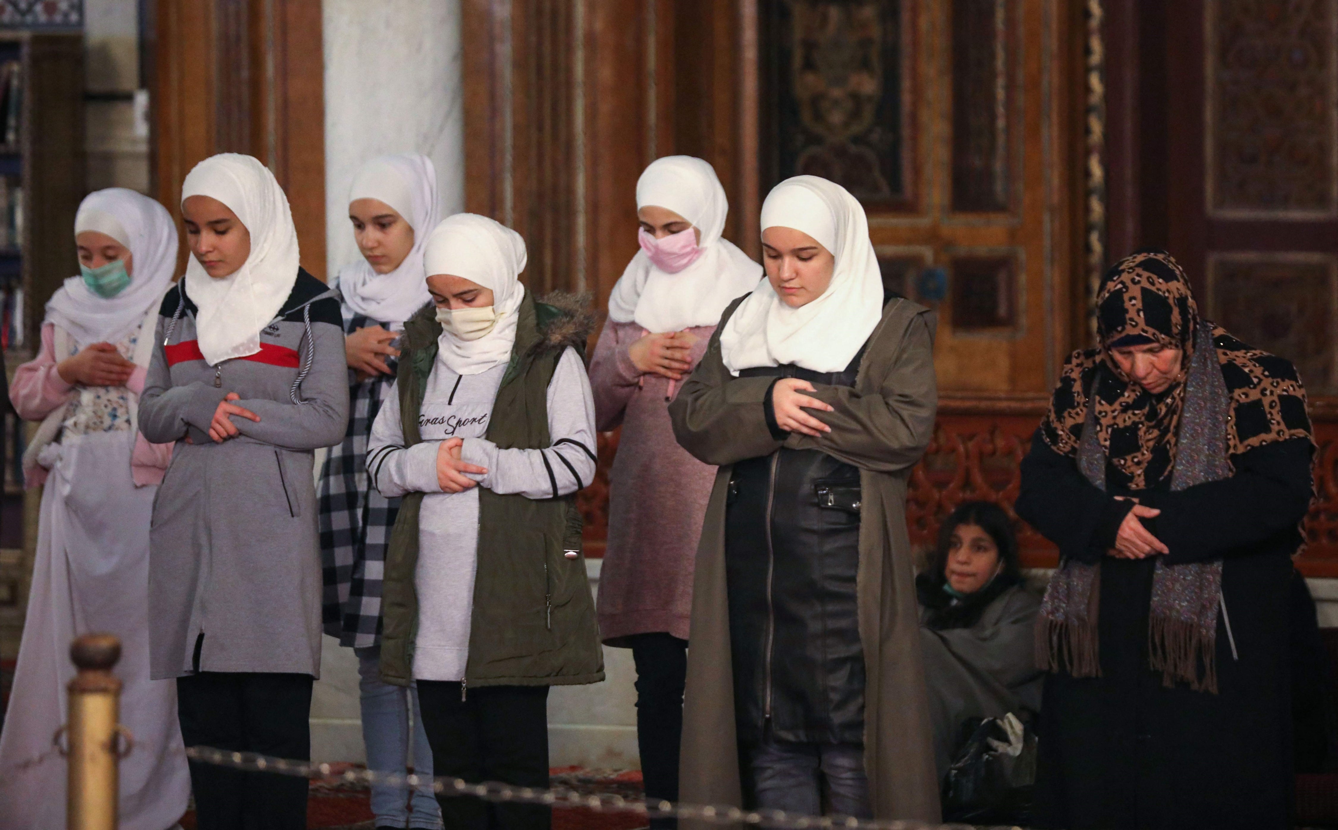 Las mujeres y los hombres rezan en diferentes lugares de la mezquita. Los hombres se ubican al frente, cerca del imán que dirige la oración, y las mujeres en la parte posterior o en el primer piso. 