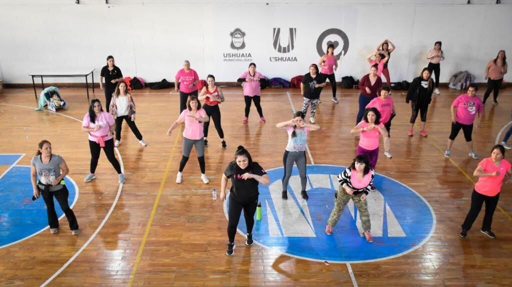 Para concientizar sobre el cáncer de mama las mujeres de Ushuaia bailaron Zumba