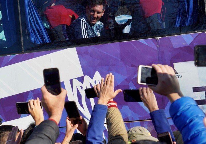 El recibimiento de la gente a la Selección Argentina en Ezeiza.