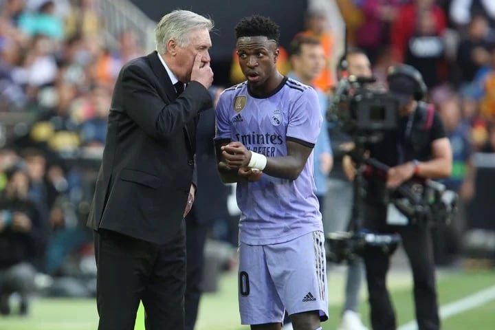 Carlo Ancelotti defendió a Vinicius Jr: " La única manera es parar el partido. Es verdad que hay un protocolo, pero hay que irse a casa"