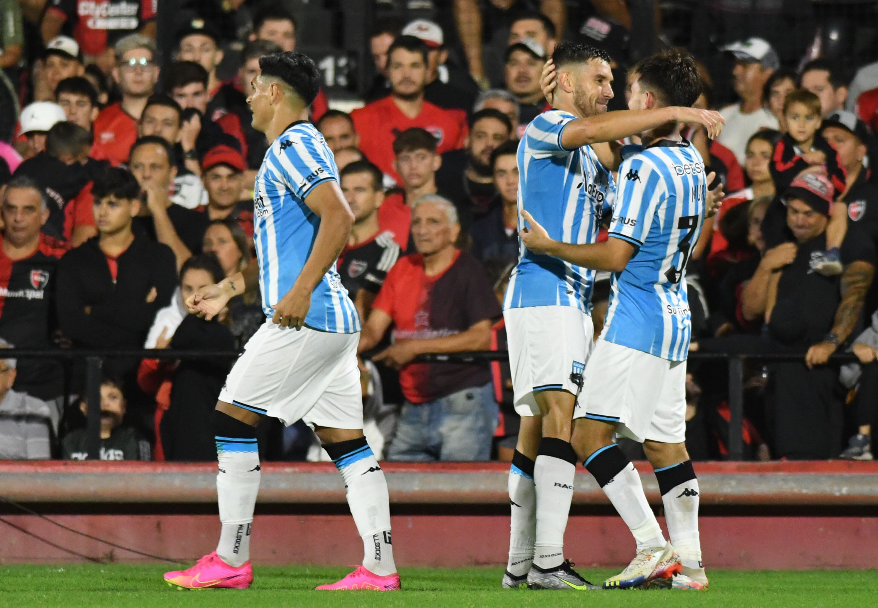 "Maravilla" Martínez hizo dos goles en la goleada de Racing 4-0 ante Newell´s en Rosario. (@RacingClub)