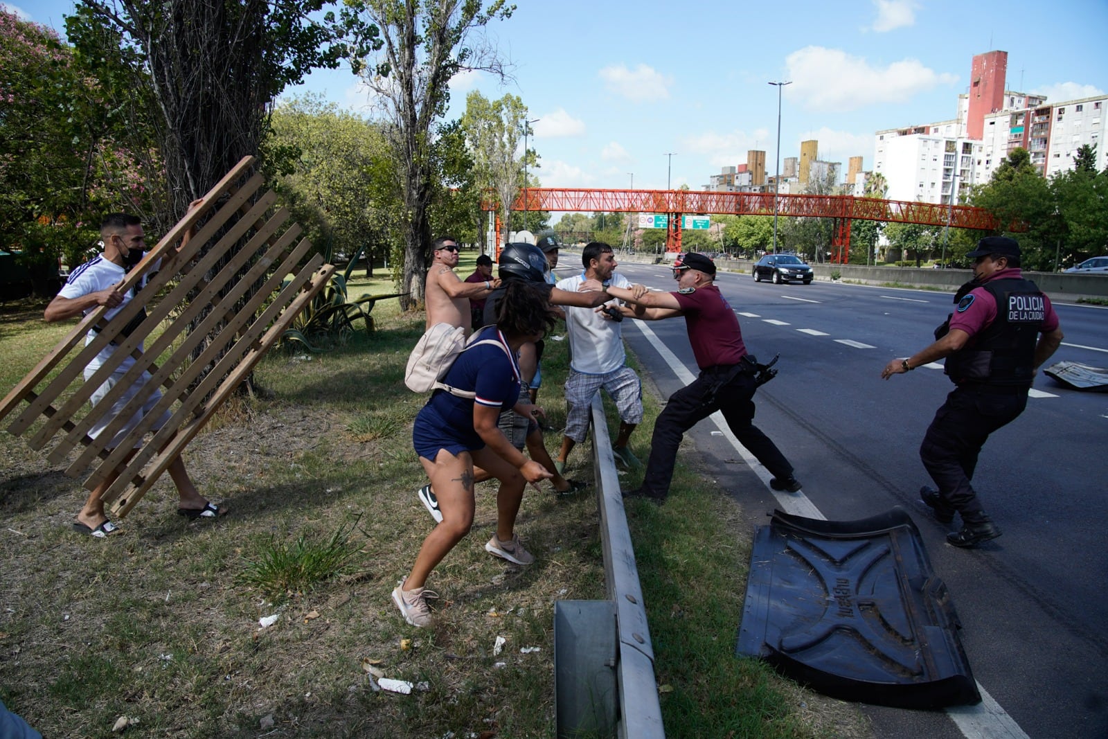 Los vecinos de Villa Lugano se enfrentaron con la policía.