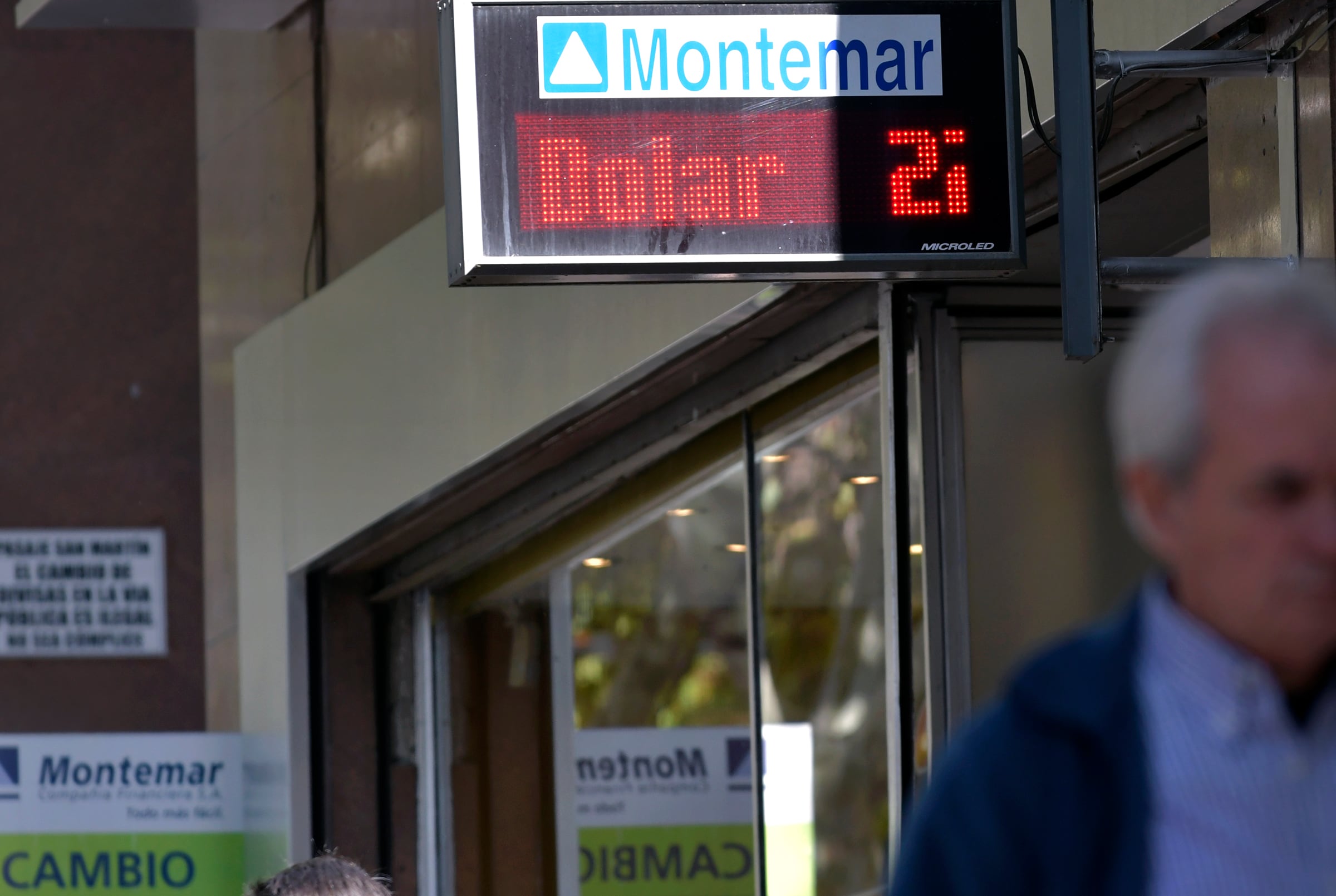 El dólar “blue” cerró a $485.
