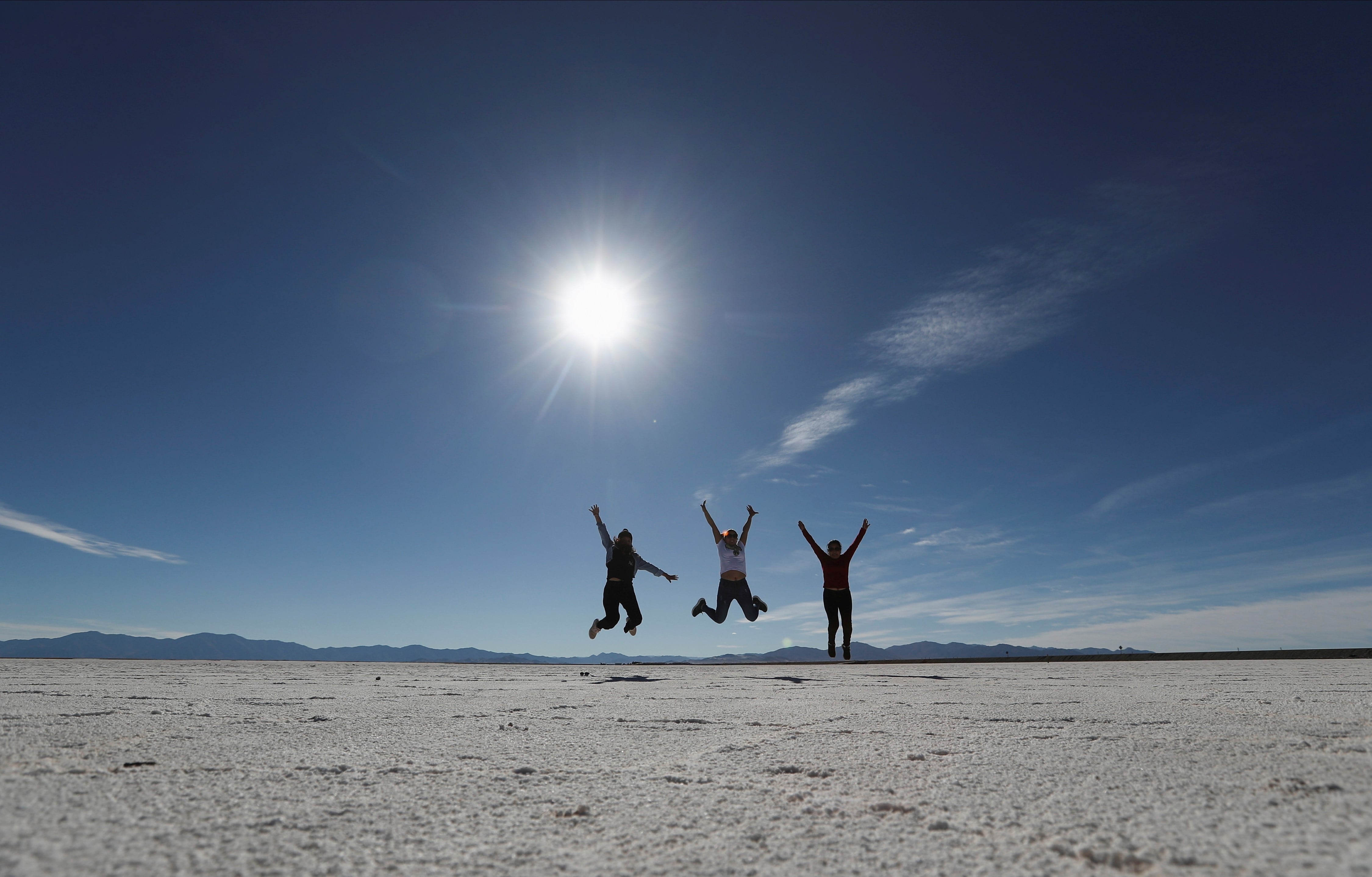 Turistas disfrutan tomarse fotografías en las alturas de Salinas Grandes, en Jujuy, un destino turístico de paisajes y experiencias inolvidables.