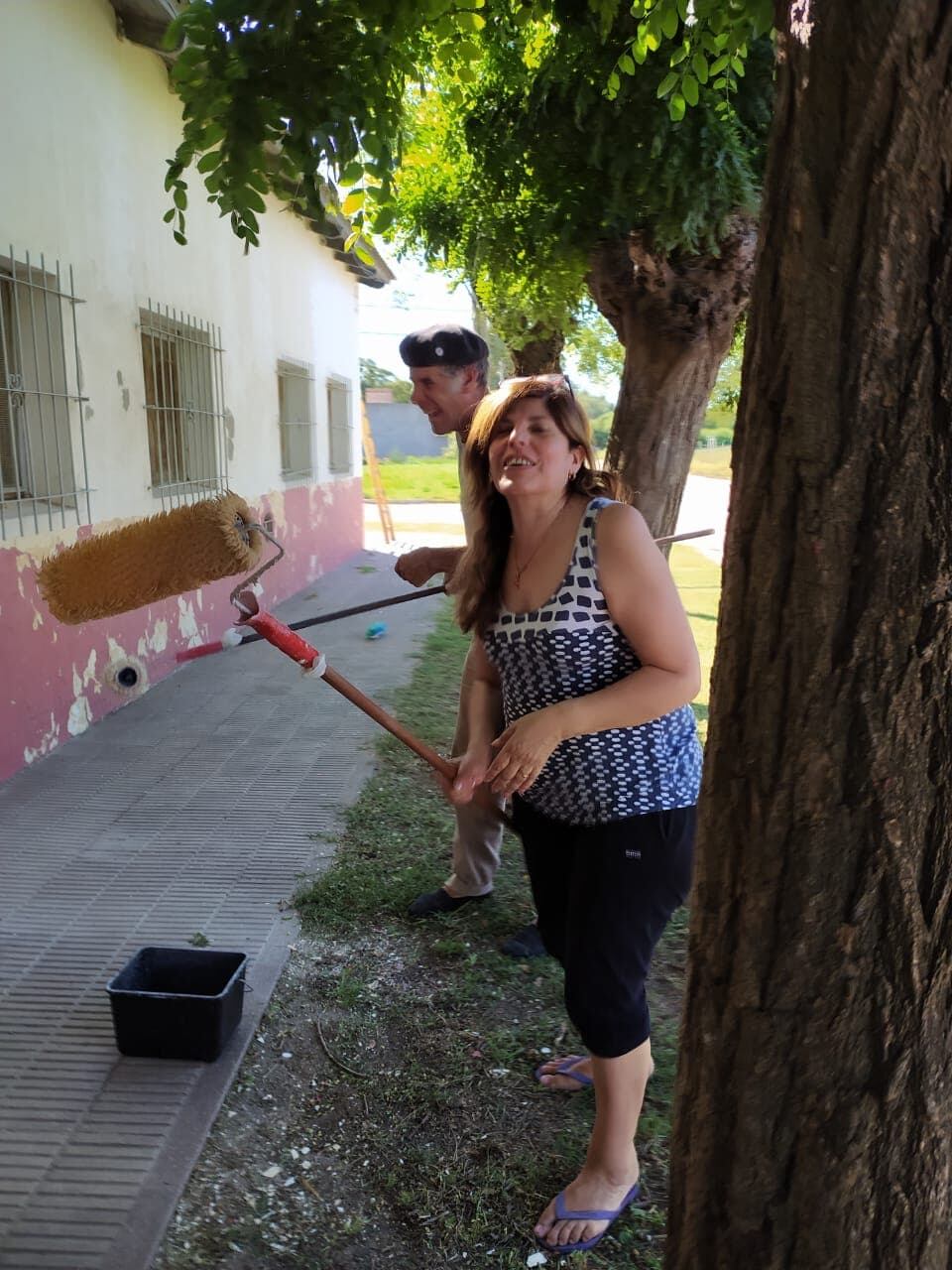 Juntaron dinero propio y pintaron su escuela