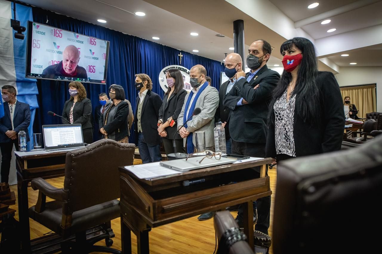 La legislatura aprobó hoy por unanimidad el proyecto de ley que prohíbe la salmonicultura en Tierra del Fuego.