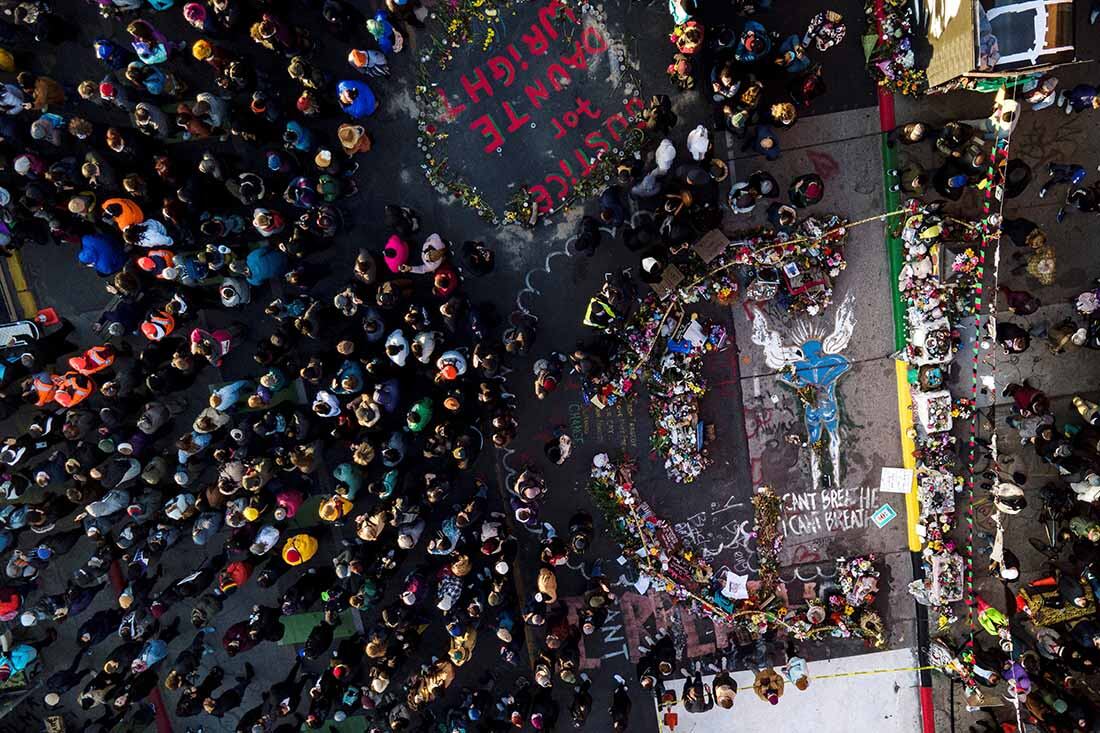 Una multitud recuerda a Floyd (Foto: AP Photo/Julio Cortez)