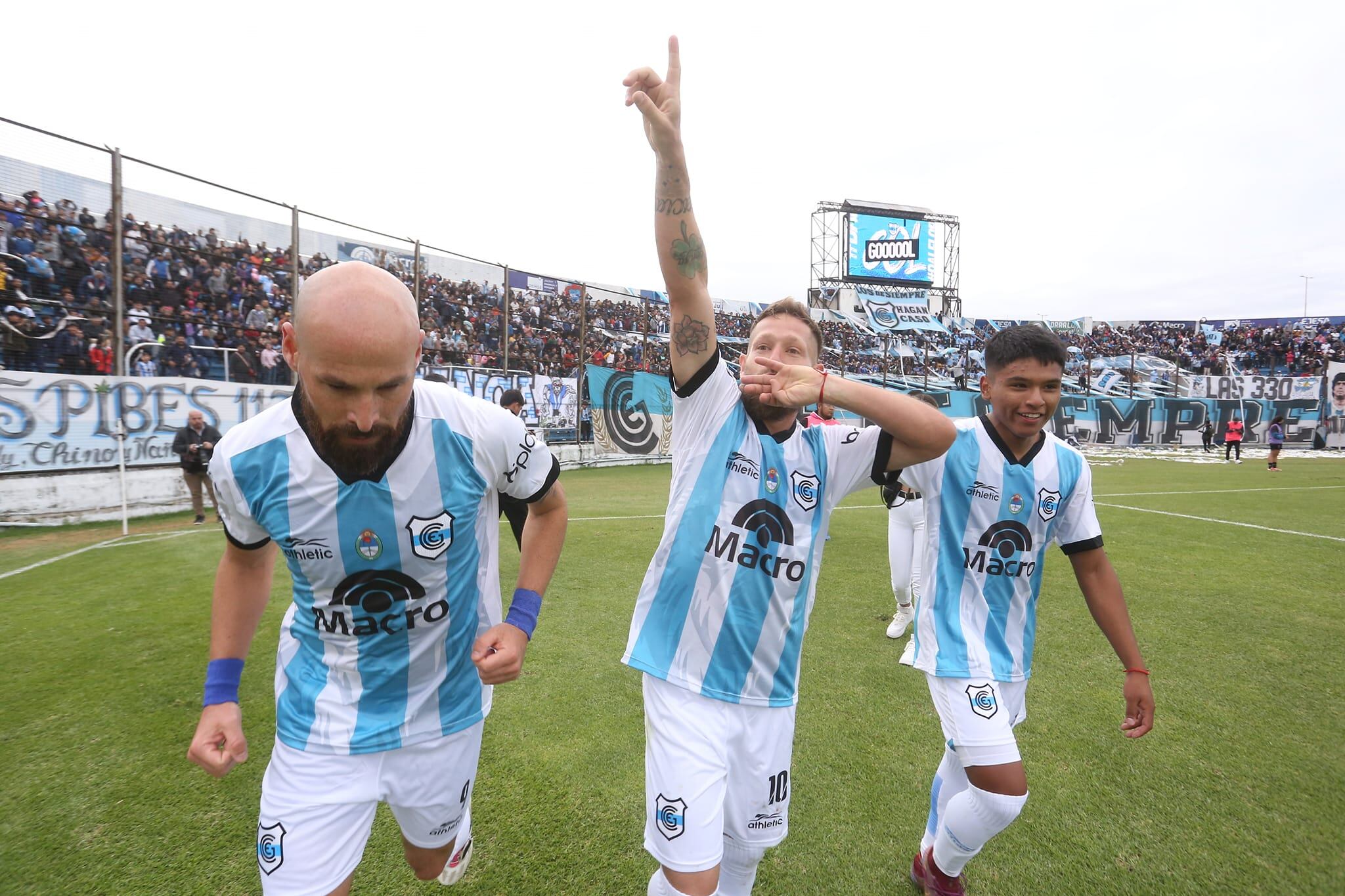 El "Lobo" jujeño sumó su tercer triunfo consecutivo y el equipo compartió su satisfacción con la hinchada que dio colorido marco a la jornada en el estadio del barrio Luján.