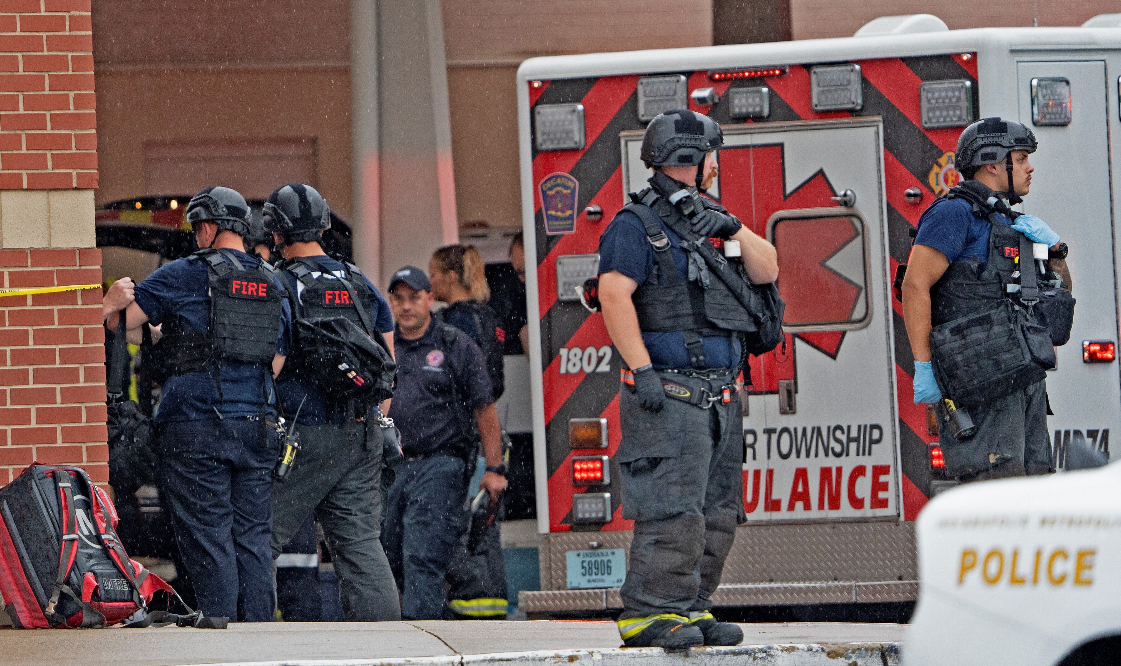 La policía espera afuera después del tiroteo en Indiana.