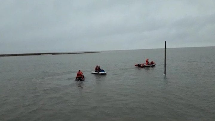 También se realizan operativos por agua y tierra