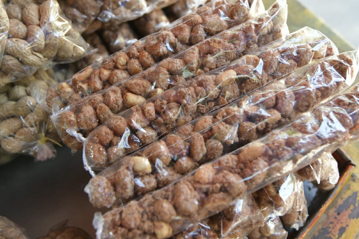 🍿Vende garrapiñadas en la calle: cuánto gana de sueldo trabajando 12 horas