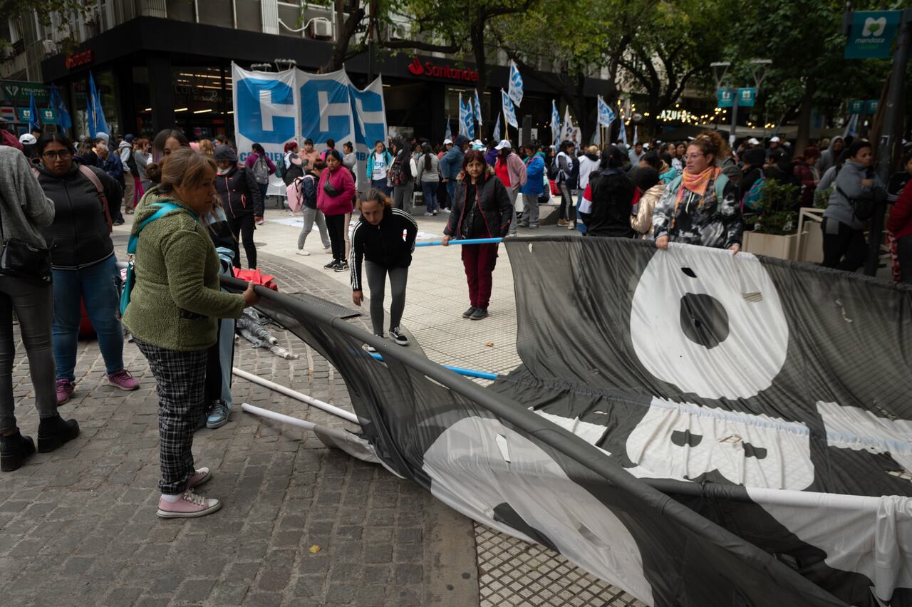 Piqueteros se manifiestan contra el Gobierno, 48 horas antes de la marcha de la CGT.