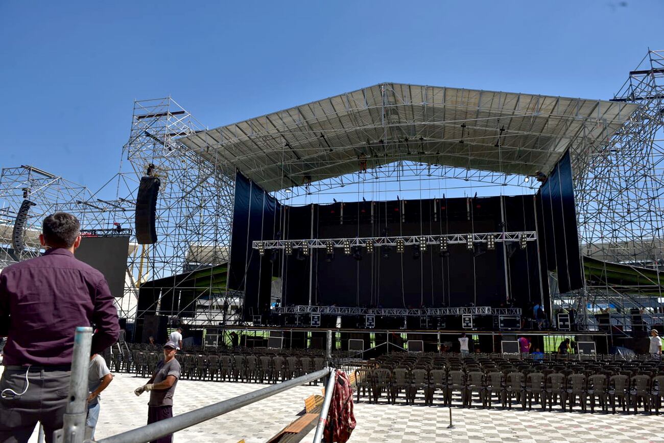 Armado del escenario por el concierto de Joaquín Sabina, en el estadio kempes, luego de las polémicas con el Club Atlético Talleres. (José Gabriel Hernández / La Voz)