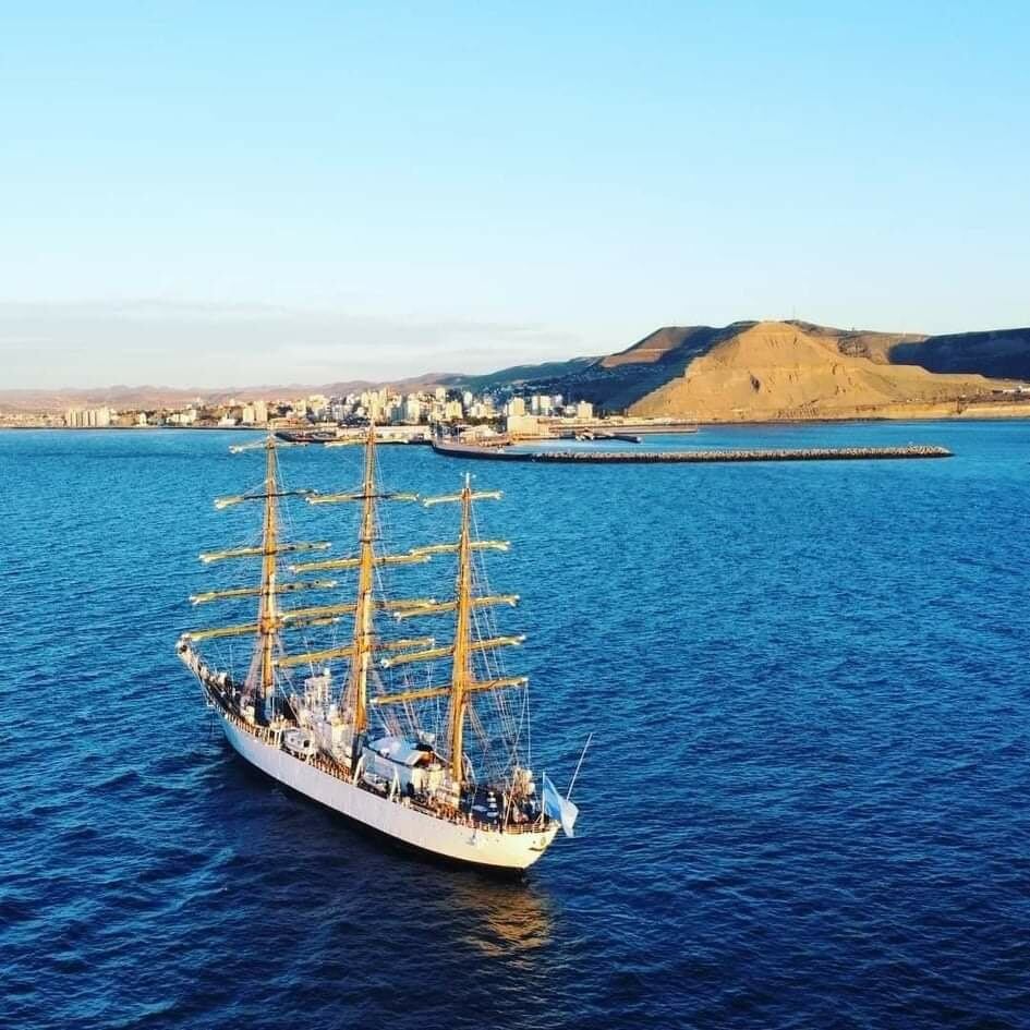 La Fragata A.R.A "Libertad" ha visitado varios puntos costeros en su derrota hacia el sur. Este domingo es el turno de Ushuaia.
Imagen frente a la costa de Comodoro Rivadavia, Chubut.