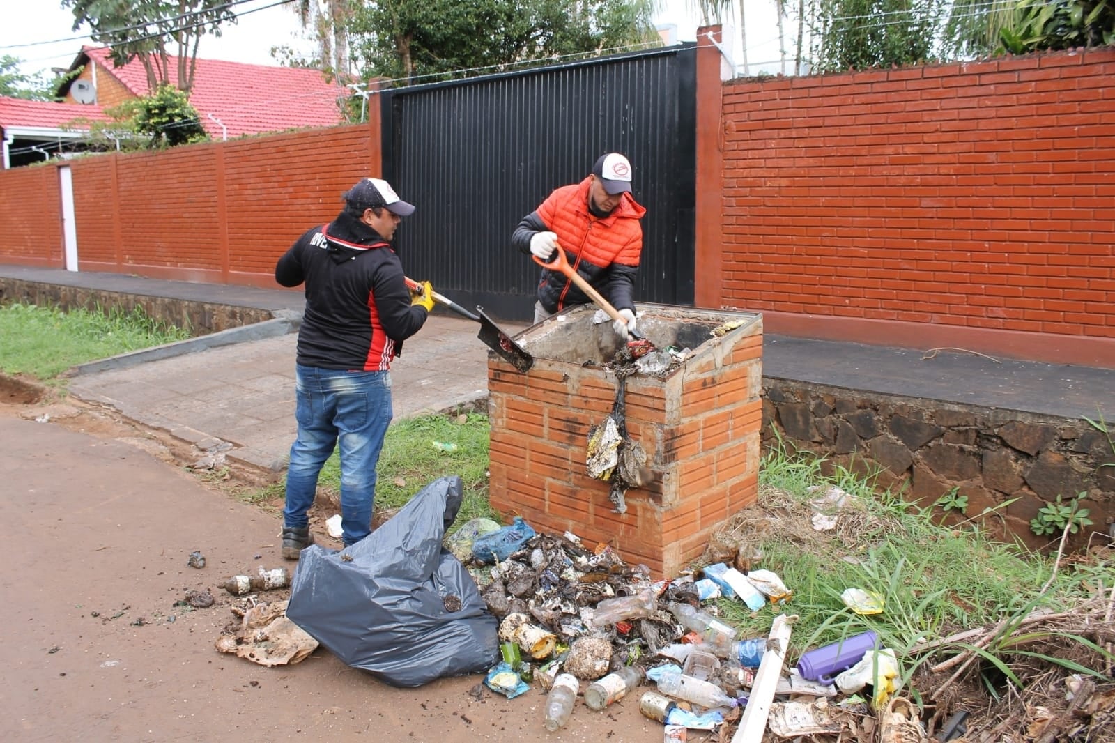 Realizan operativos de limpieza en el barrio Villa Nueva de Puerto Iguazú.