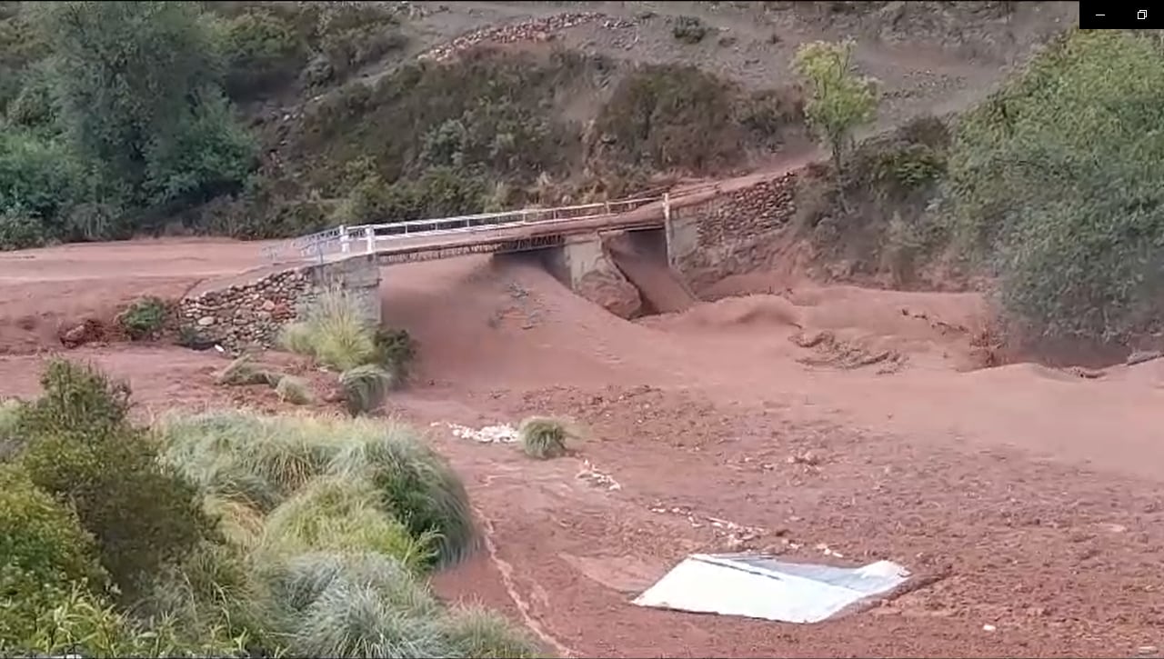 Lo que era un manso curso de agua, en un par de horas se transformó en un poderoso torrente de agua, barro y piedras, que arrasó con todo a su paso.