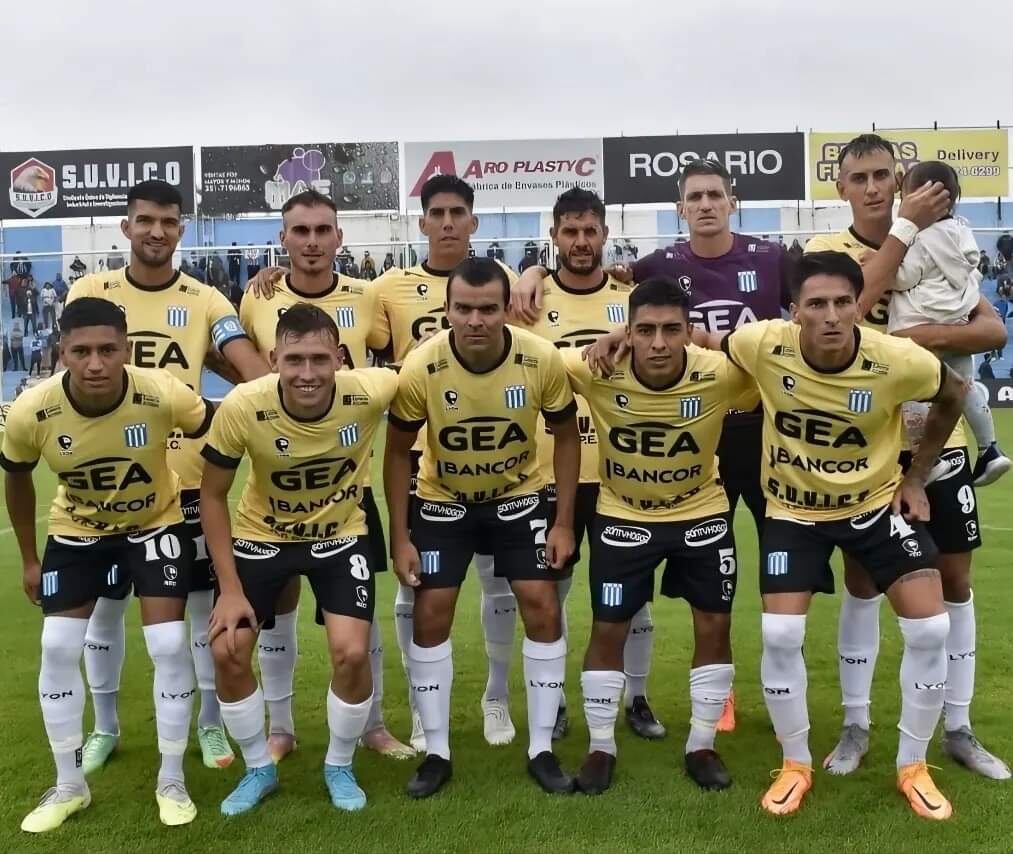 La formación de Racing con la camiseta alternativa para recibir a Tristán Suárez. (@ClubARacing)